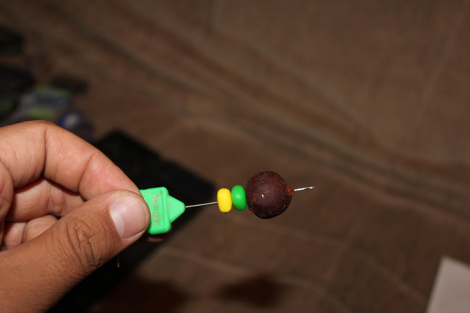 O montura de vara.. - Se introduc pe o croseta momelile dorite (eu am folosit ce am avut prin trusa dar se poate folosi orice tip de momeli: bile de fund (1 sau 2) snowmani, o bila simpla, o bila + 1 bob flotant, etc..)